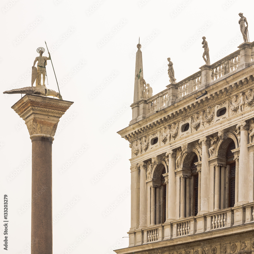 Obraz premium Dogenpalast und Säule, Markusplatz, Venedig, Italien
