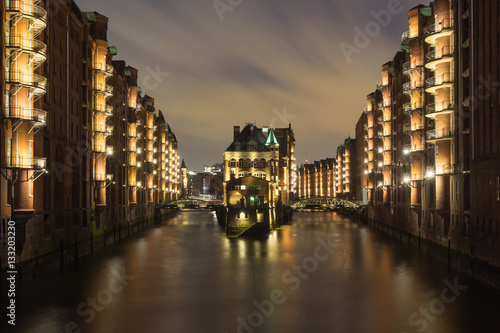 Speicherstadt mit Wasserschloss bei Nacht, Hamburg, Deutschland