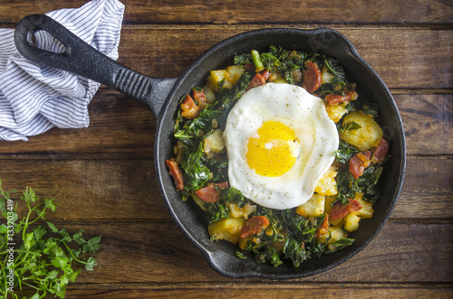 Foto Chorizo and kale hash with an egg