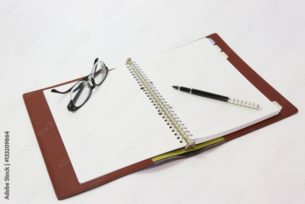 ノートとペンとメガネ Notebook, pen and glasses ノートとペンとメガネ Notebook, pen and glasses