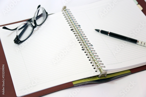 ノートとペンとメガネ Notebook, pen and glasses