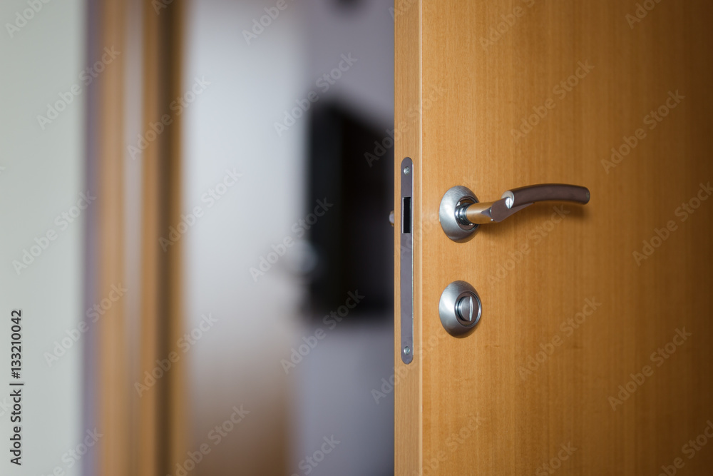 Obraz premium Hotel room or apartment doorway with open door