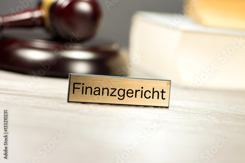 Ein Richterhammer und das Finanzgericht photo