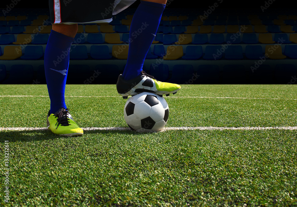 Obraz premium Soccer ball on the green field