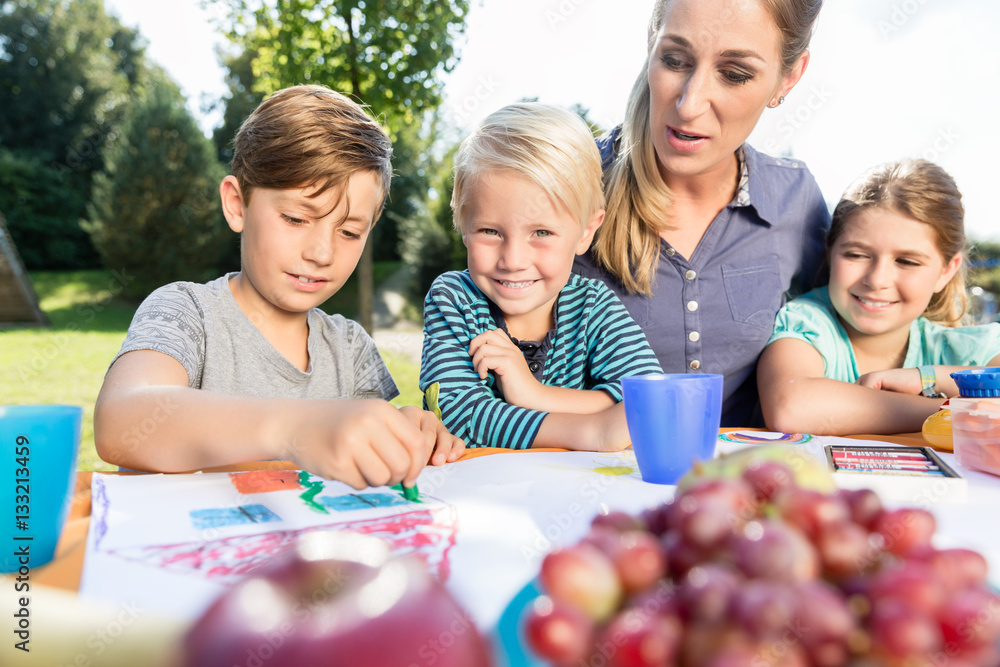 Mutter malt mit ihren Kindern während der Mittagspause Mutter malt mit ihren Kindern während der Mittagspause