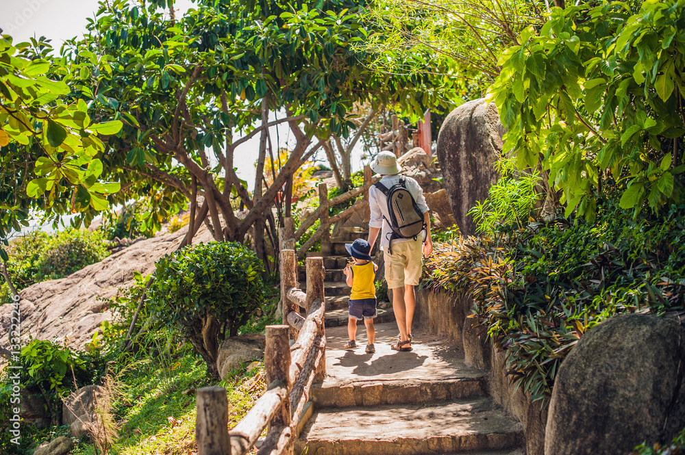 Φωτογραφία Father and son travelers at the Hon Chong cape, Garden stone, popular tourist destinations at Nha Trang