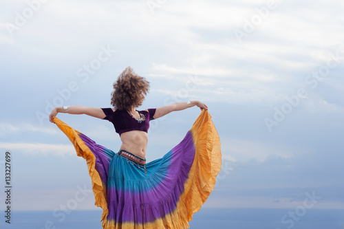 giovane donna danza con abito gitano photo
