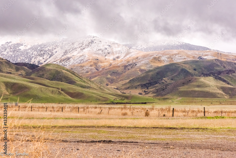 Fototapeta premium Open fields with snow capped mountains