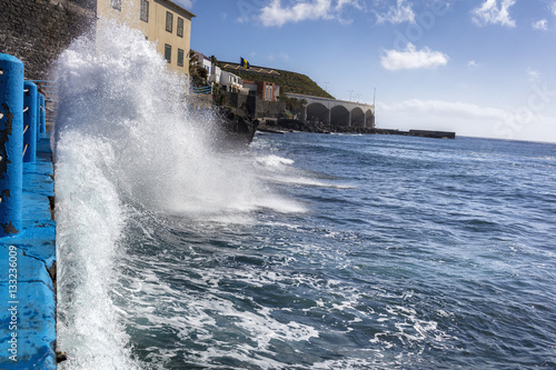 Wellen des Atlantik am Kai in Santa Cruz auf Madeira