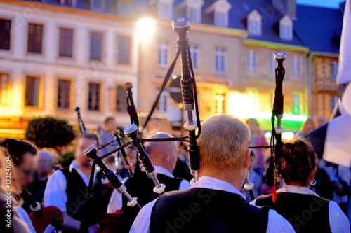 Concert de binious sur la place de Tréguier en Bretagne