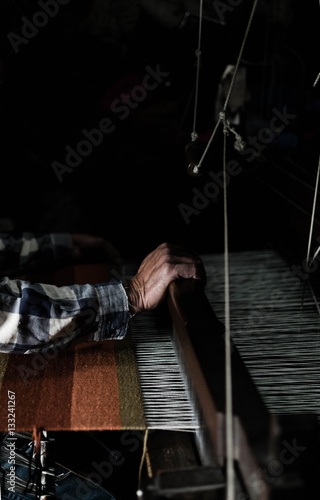 Ein Weber webt am Webstuhl einen Teppisch aus Wolle; Kunsthandwerk