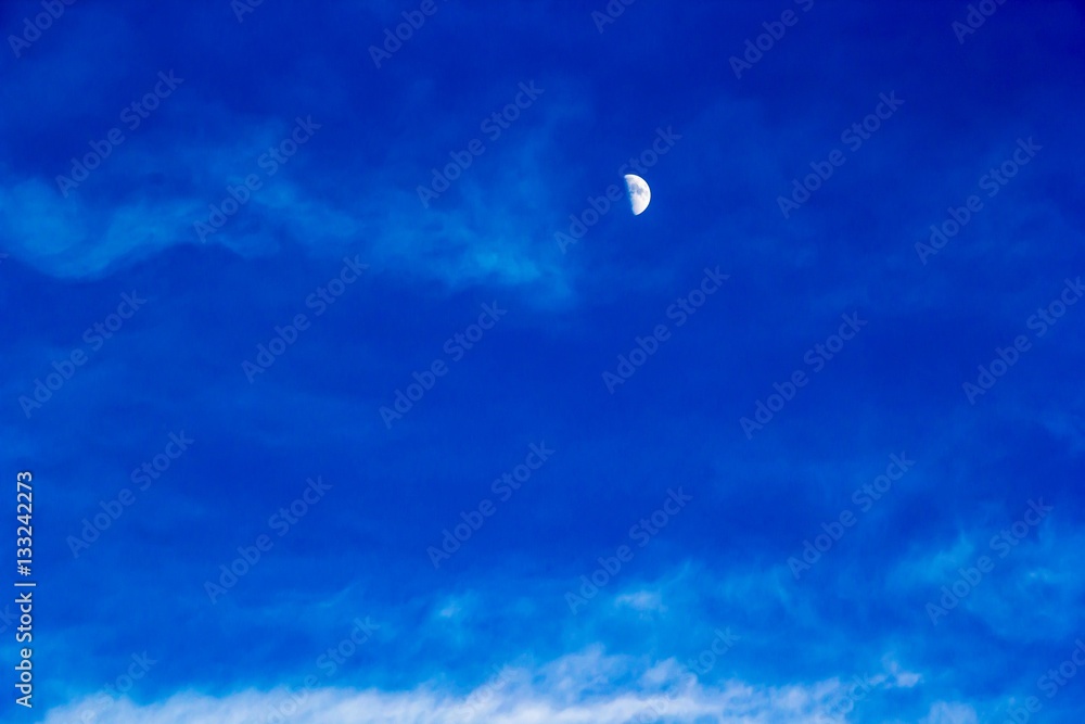 луна на синем небе