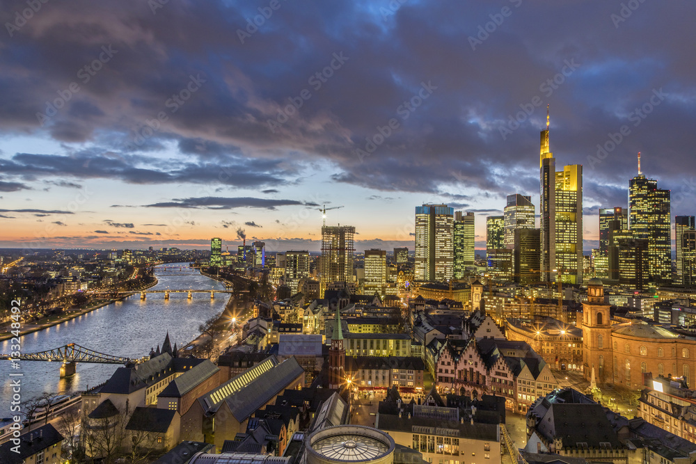 Obraz premium skyline of Frankfurt am Main in the evening