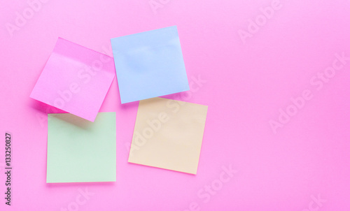Adhesive note post four leaf on a pink background