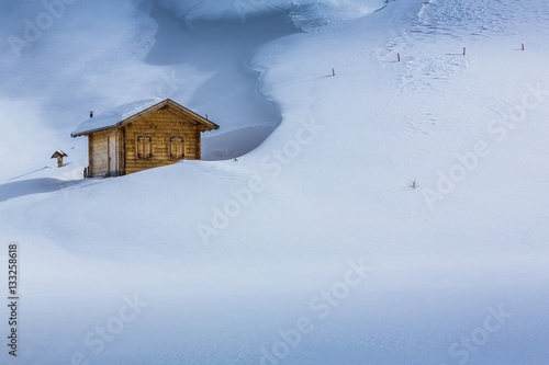 Holzhütte in den Alpen im Winter