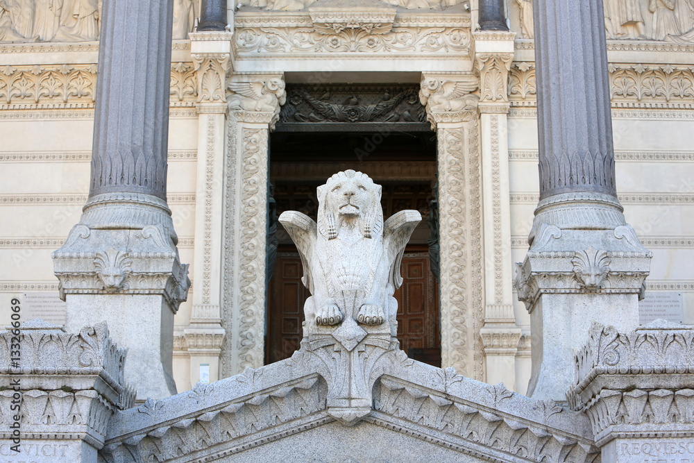 Le Lion de Juda monte la garde devant l'entrée de la crypte. Basilique Notre-Dame de Fourvière. Lyon. / The Lion of Judah. Basilica of Our Lady of Fourvière. Lyon.