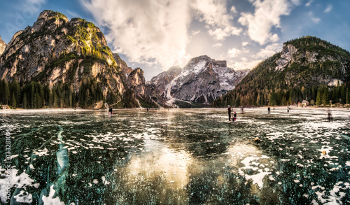Canvastavla Panoramica Lago di Braies ghiacciato