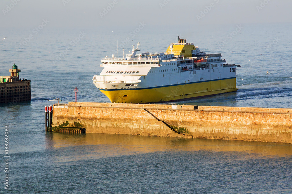 Arrivée d'un ferry dans le port de Dieppe sous ciel brumeux, Seine maritime, Normandie Arrivée d'un ferry dans le port de Dieppe sous ciel brumeux, Seine maritime, Normandie