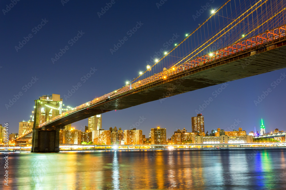 Fototapeta premium Brooklyn Bridge, Manhattan w nocy z Hudson