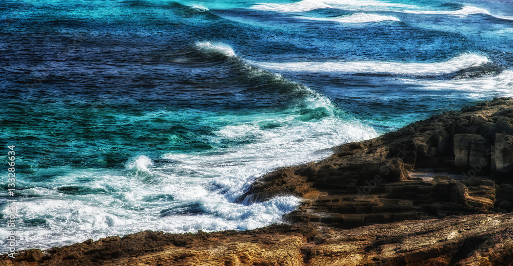 Wellen an der Küste