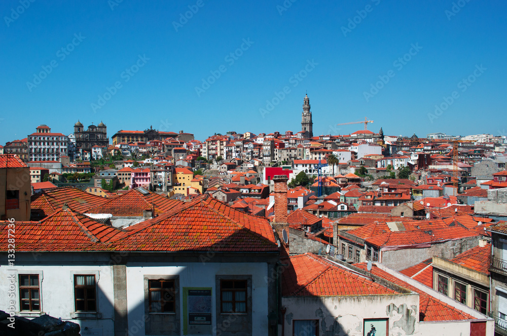 Porto, 27/03/2012: i tetti rossi della città vecchia con vista della Torre dos Clerigos, la Torre dei Chierici, una torre di pietra in stile barocco costruita tra il 1754 e il 1763