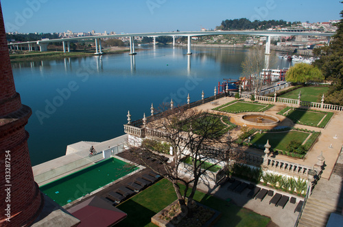 Porto, 26/03/2012: il fiume Douro e i giardini di Palazzo Freixo, Palacio Do Freixo, un palazzo del XIX secolo convertito in hotel, las Pousada do Porto, e dichiarato Monumento Nazionale nel 1910 photo