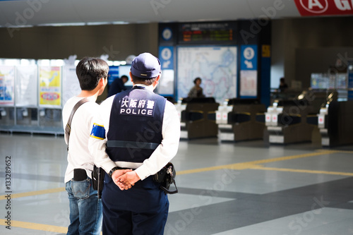 Man asking police man for information.