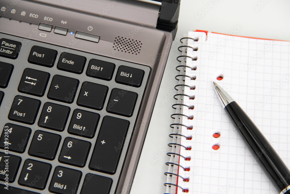 Laptop mit Stift und Block Laptop mit Stift und Block