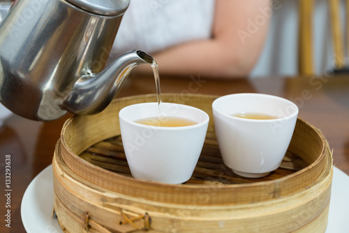 Puring Chinese tea i