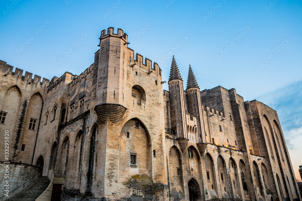 Le Palais des Papes d'Avignon à la nuit venue