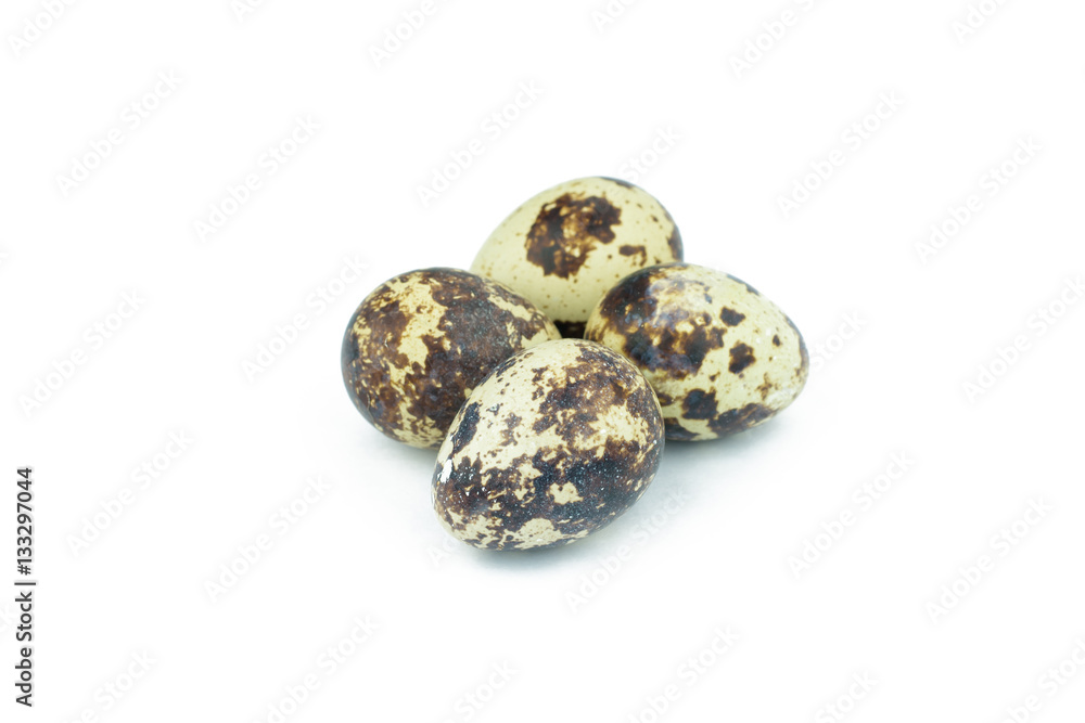 Obraz premium Quail eggs are isolated on a white background..