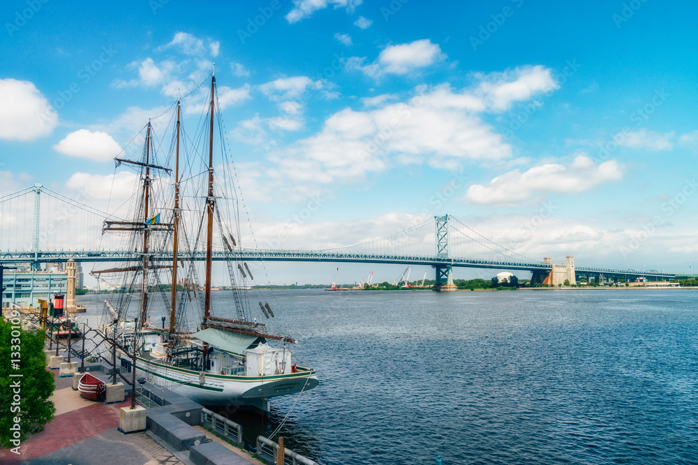 Obraz premium PHILADELPHIA, USA: View on Delaware river and ships. The Delaware River is a major river on the Atlantic coast of the United States.
