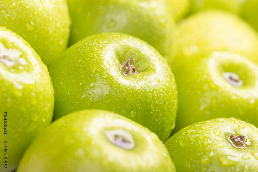 Obraz premium Green fresh apples close up, selective focus.