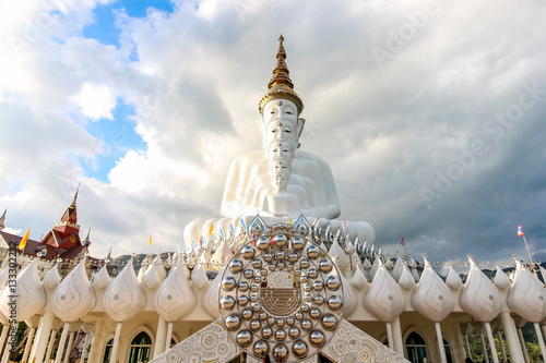 Fotografia White buddha statue,Wat Phra That Pha Son Kaew Temple at Khao Khor