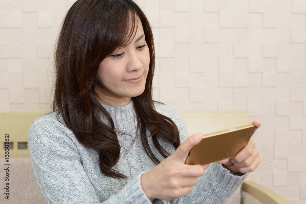 スマートフォンを持つ女性