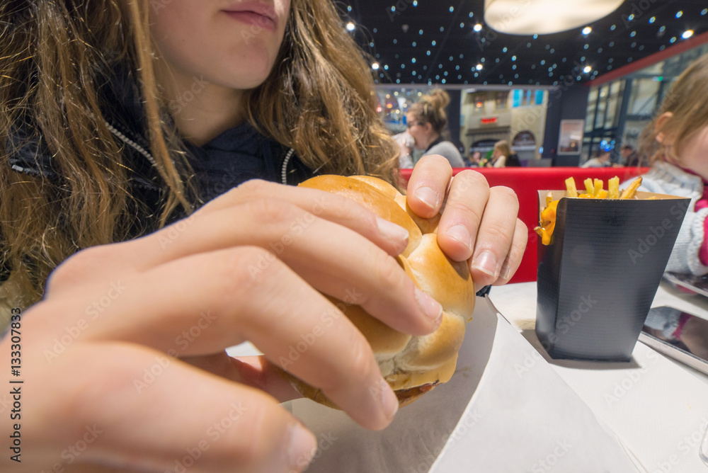 © Image'in - un hamburger en repas © Image'in - un hamburger en repas