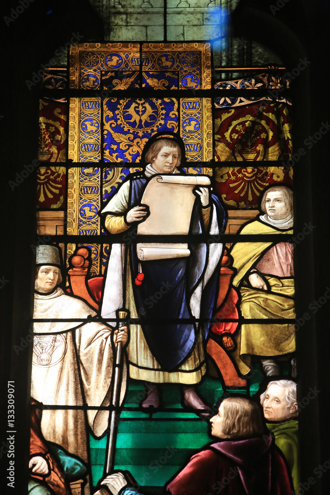 Obraz premium Lecture des statuts de la confrérie de la Sainte Trinité. 1894. Vitrail. Eglise Saint-Nizier de Lyon. / Trinity Brothers Statements. Stained glass windows. Saint-Nizier Church. Lyon.