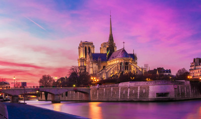 Sierkussen Paars Notre Dame kathedraal Parijs bij nacht  © kovalenkovpetr
