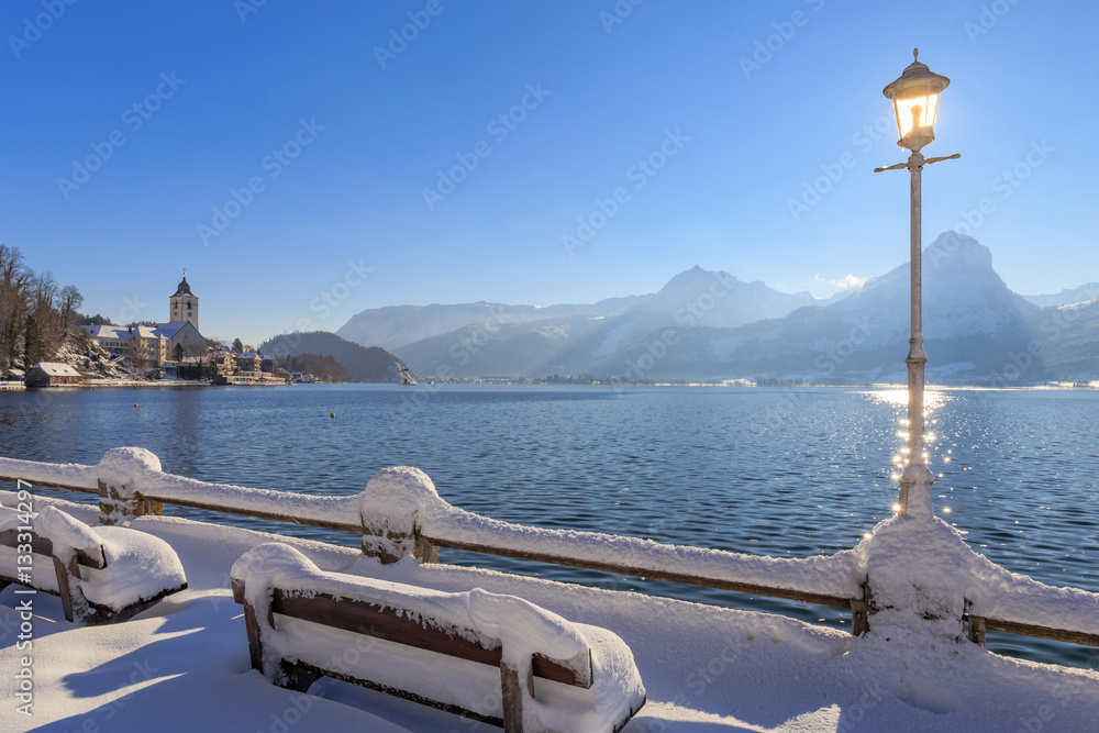Fototapeta premium Neuschnee am Wolfgangsee im Winter