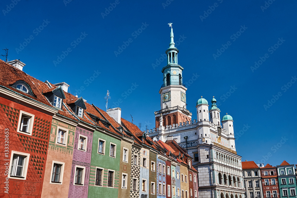 Obraz premium Townhouses and town hall in the Old Market Square in Poznan.