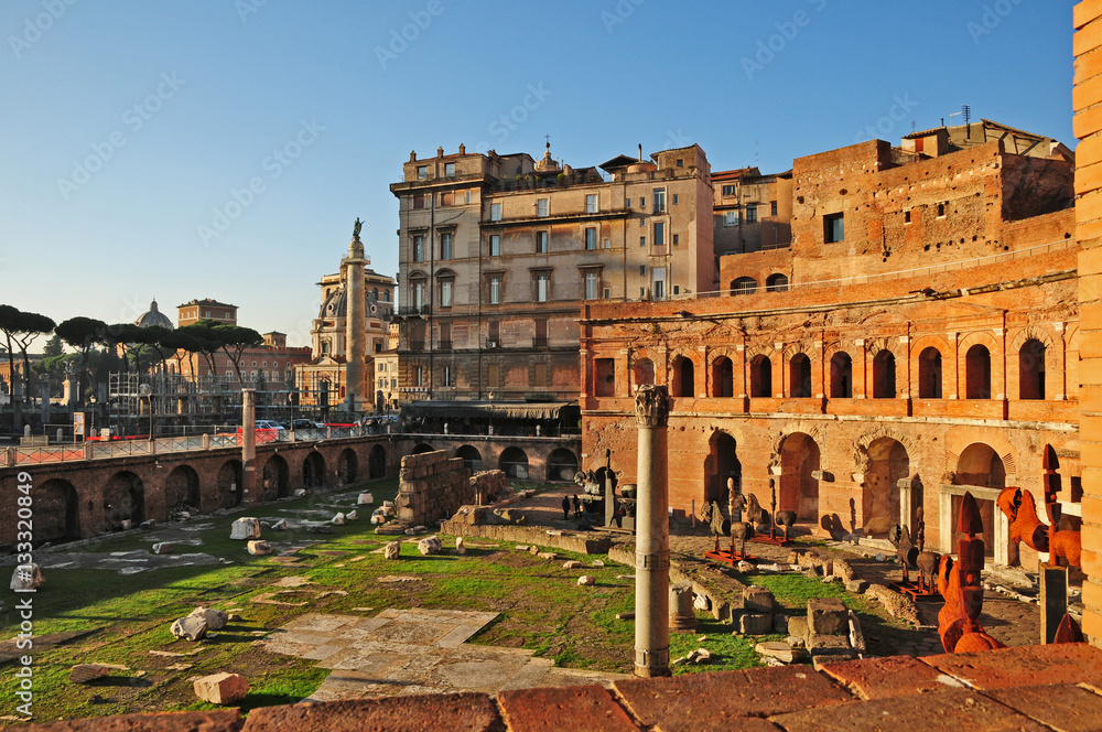 Roma il Foro di Traiano al tramonto: mercati traianei