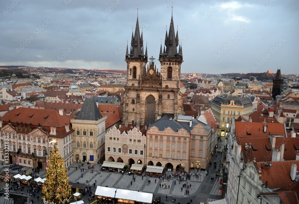 Fototapeta premium Architektura z Pragi w Boże Narodzenie i zachmurzone niebo