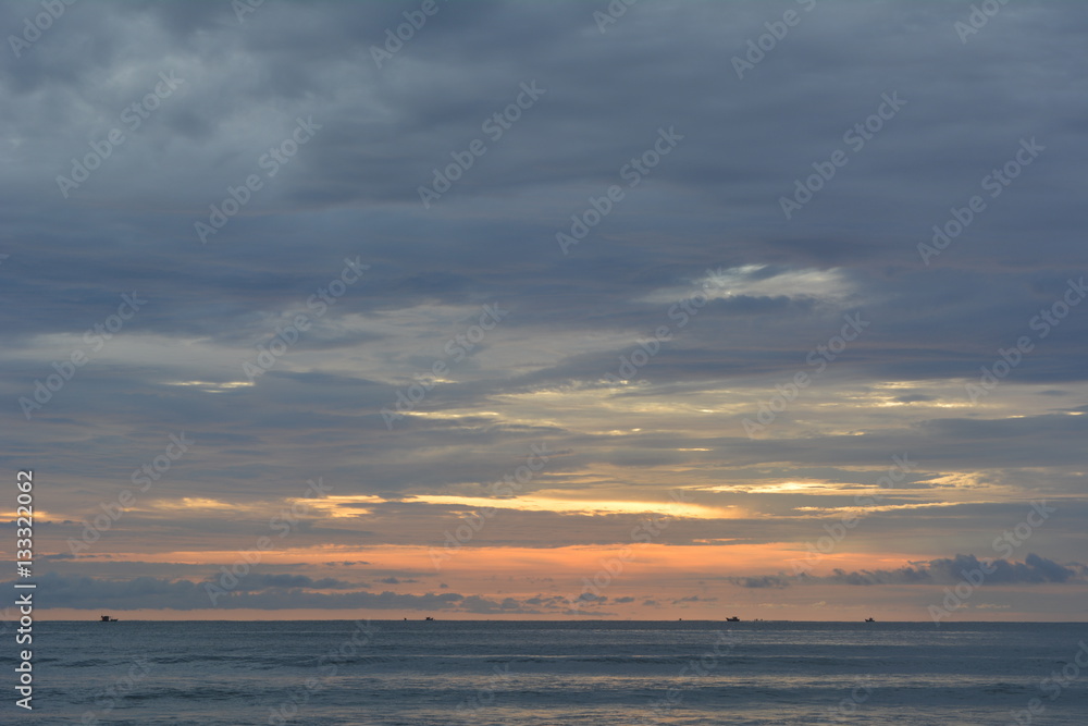 Naklejka premium Sol poente tempestade