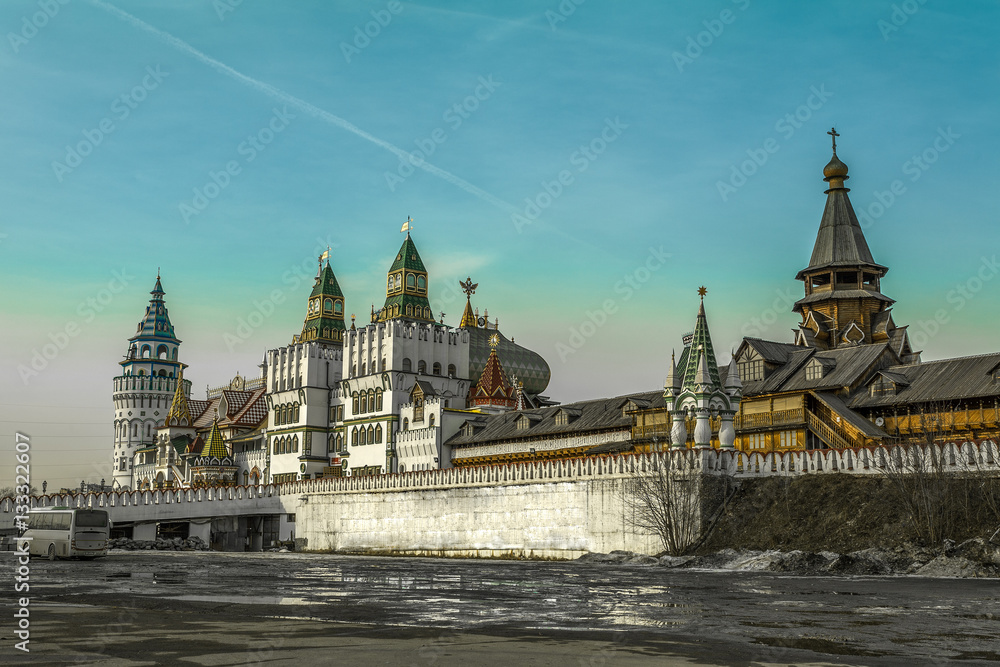 Obraz premium The Izmaylovsky Kremlin is recreated in 2003 according to drawings and engravings of the imperial residence of the 16-17th centuries and unites several architectural styles.