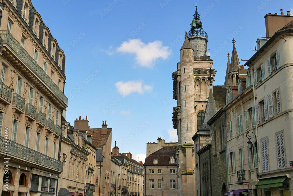 Rue du vieux Dijon avec tours de l'église Notre-Dame en Bourgogne, France