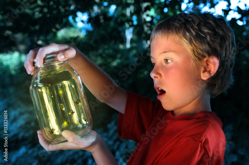 Canvas Print Boy with a jar of fireflies