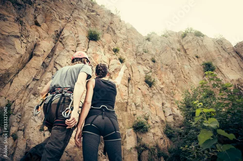 Obraz Młodzi wspinacze przygotowują się do wspinaczki