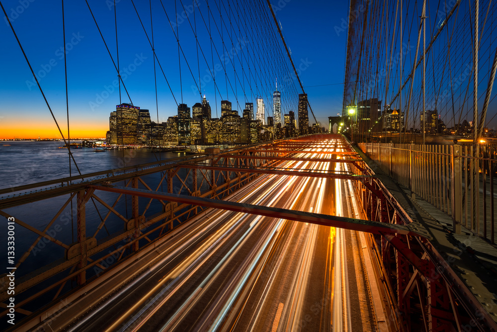 Φωτογραφία Traffic on the Brooklyn bridge with the Lower Manhattan skyscrapers in the background