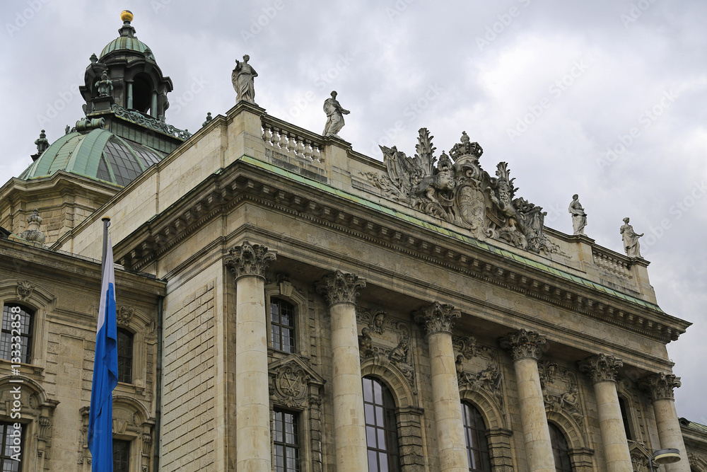 Justizpalast (Nordfassade) am Alten Botanischen Garten in München: Mittelrisalit mit Wappen und Figurengruppe