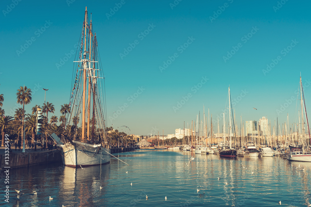 Fototapeta premium sailing boat on barcelona harbor at sunny day